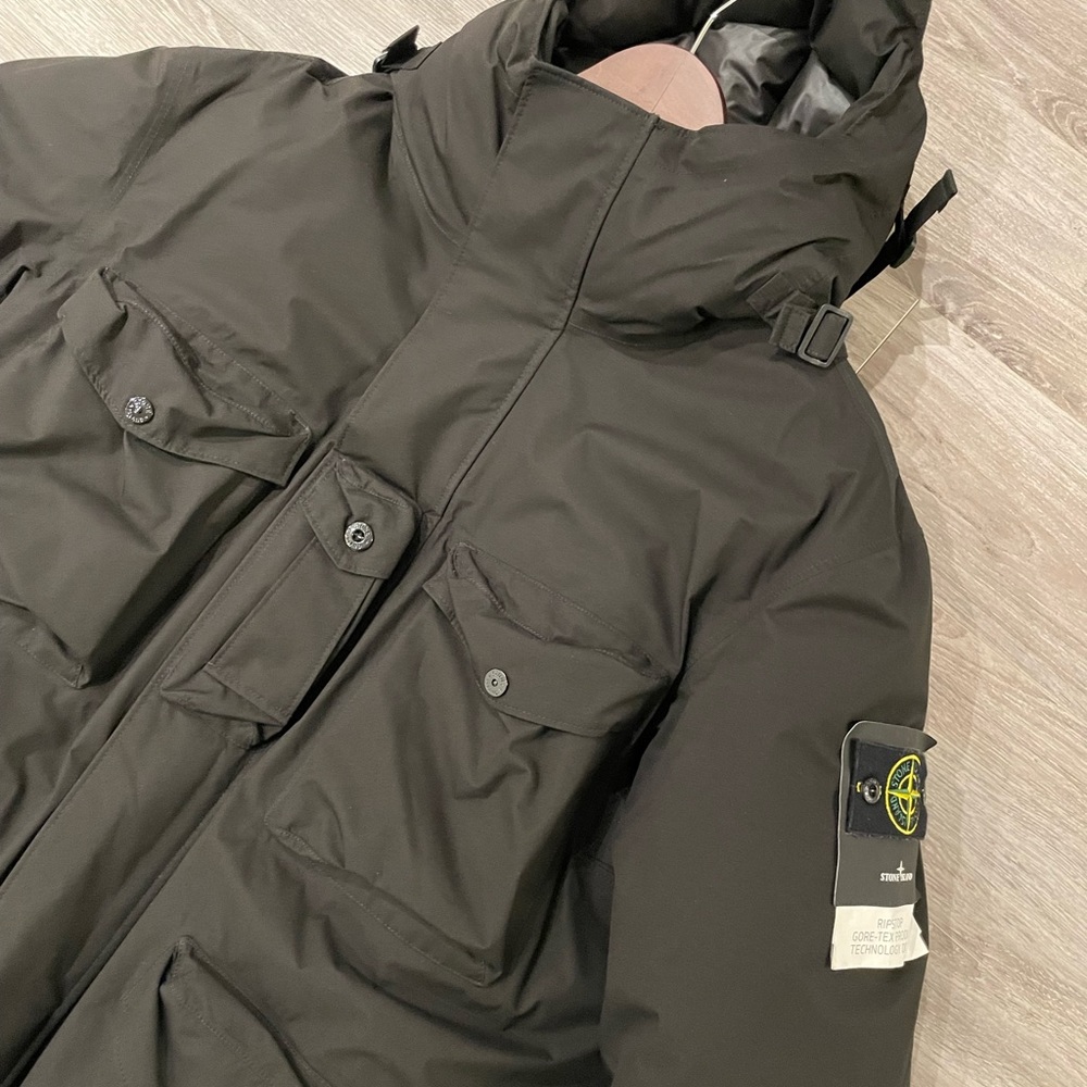 Brand new stone island ripstop gore Tex down parka
Size XL